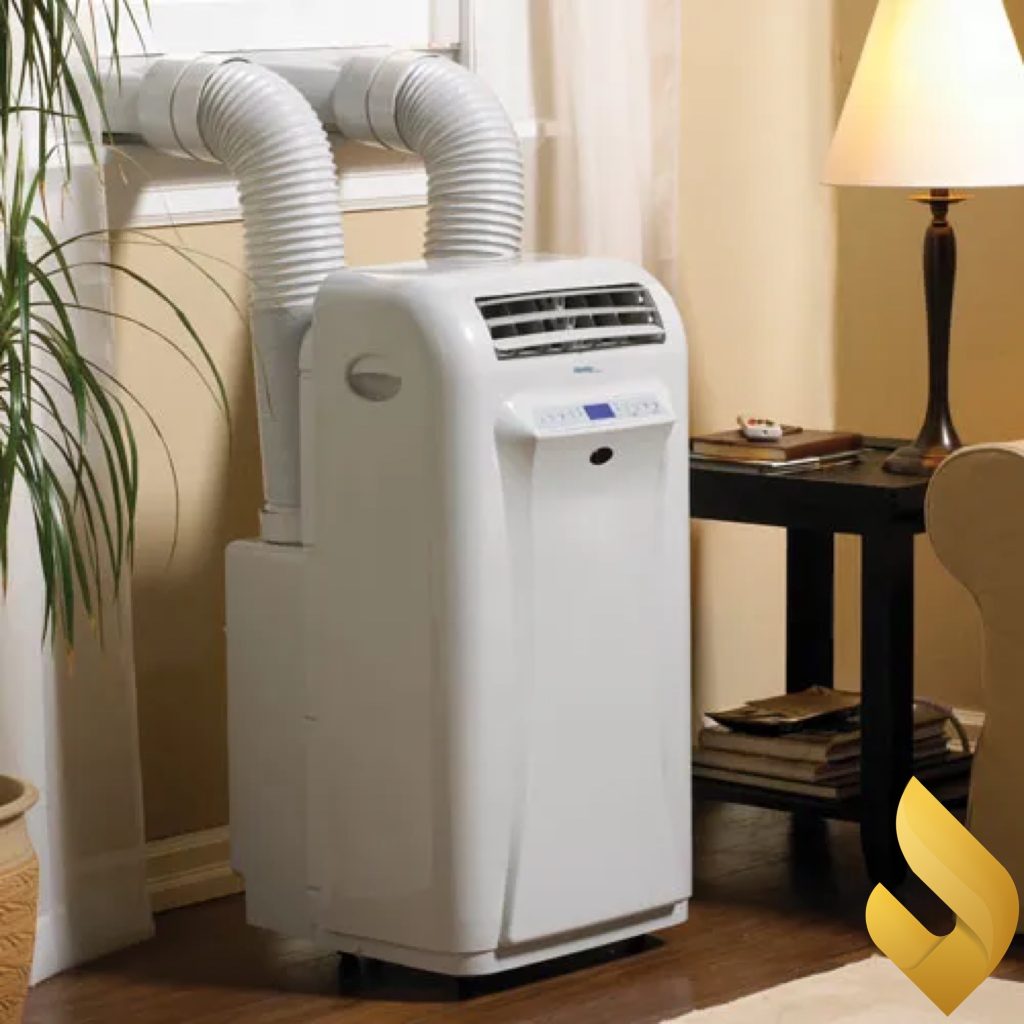 کولر گازی پرتابل در حال خنک‌سازی اتاق نشیمن